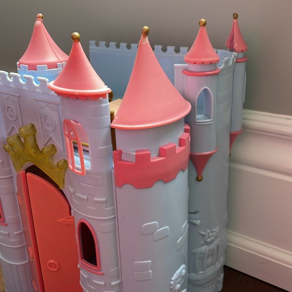 Mattel Foldable Caste - Picture 4 of 10